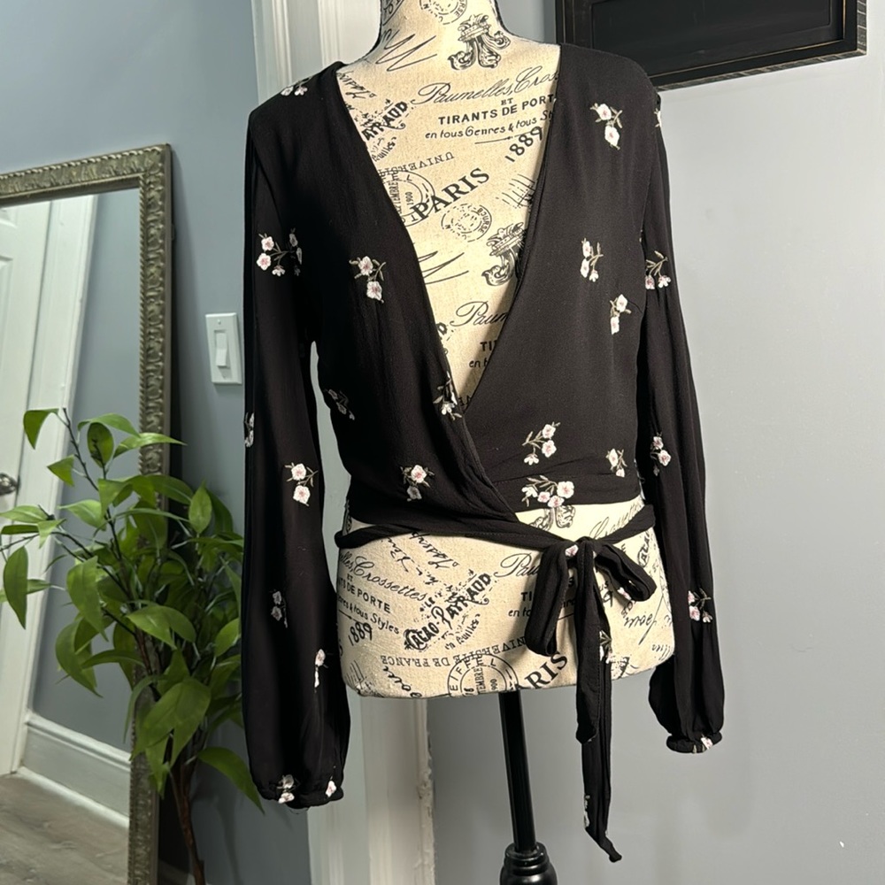 Windsor Black Floral V-Neck Open Front Tie Top M